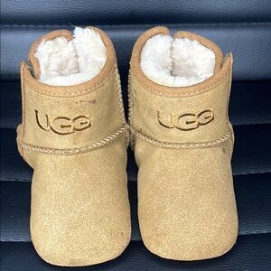 UGG Baby Booties Tan Suede Sheepskin Crib Shoes Size 4/5 Unisex